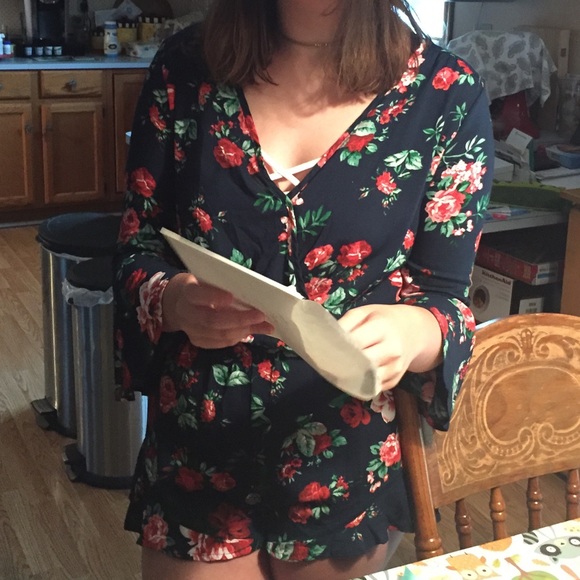 Flutter Sleeve Floral Romper - Picture 5 of 5
